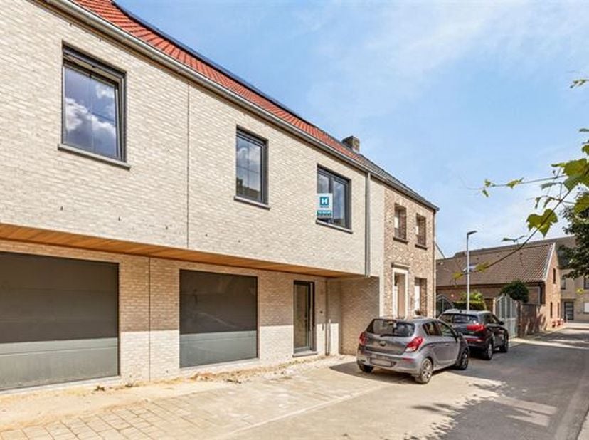 NIEUWBOUW WONING MET 3 SLAAPKAMERS EN GROTE TUIN (PERCEEL 305m²)&lt;br /&gt;
Gelegen in rustig en doodlopend straatje, nabij het centrum van Sint-Amands.&lt;br