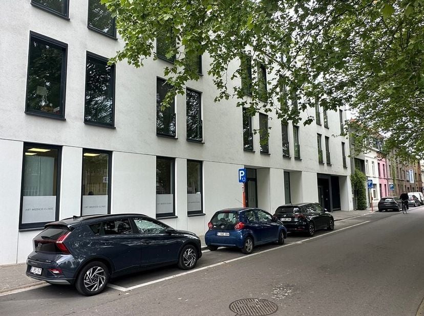 300m² kantoor- of praktijkruimte te huur met 4 ondergrondse parkeerplaatsen en 20m² berging&lt;br /&gt;
Ligging: in Gent-centrum, op wandelafstand van de bi