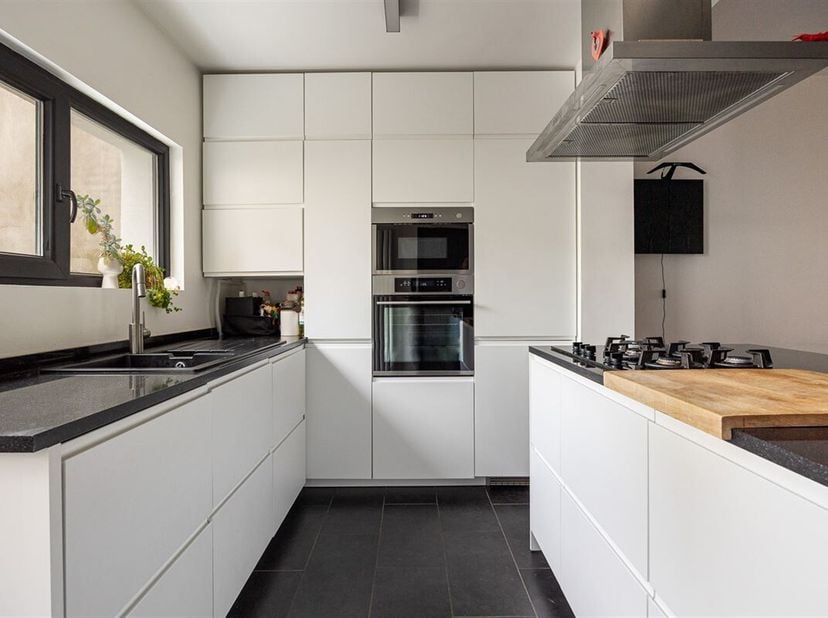 Ideale gezinswoning met vier slaapkamers&lt;br /&gt;
Centraal gelegen dichtbij de stad, doch in een rustige straat. &lt;br /&gt;
Alle voorzieningen zijn vlakbij z