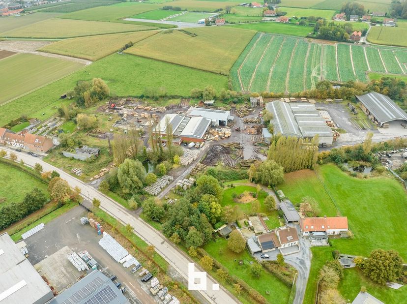 Ruime industrieel complex zijnde houtzagerij met werkplaatsen, bureel en bijhorende grond.&lt;br /&gt;
Het perceel heeft een oppervlakte van 21.835m², en mo