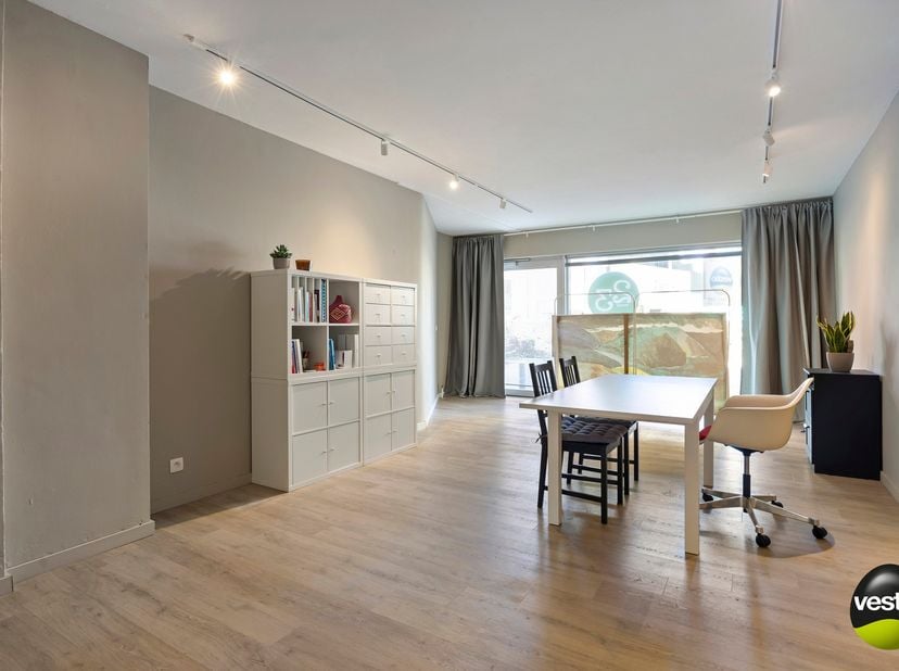 Deze leuke handelsruimte van ca. 80 m² is gelegen in de Capucienenstraat 23. Met deze centrale ligging nabij het bruisende stadscentrum, omringd door