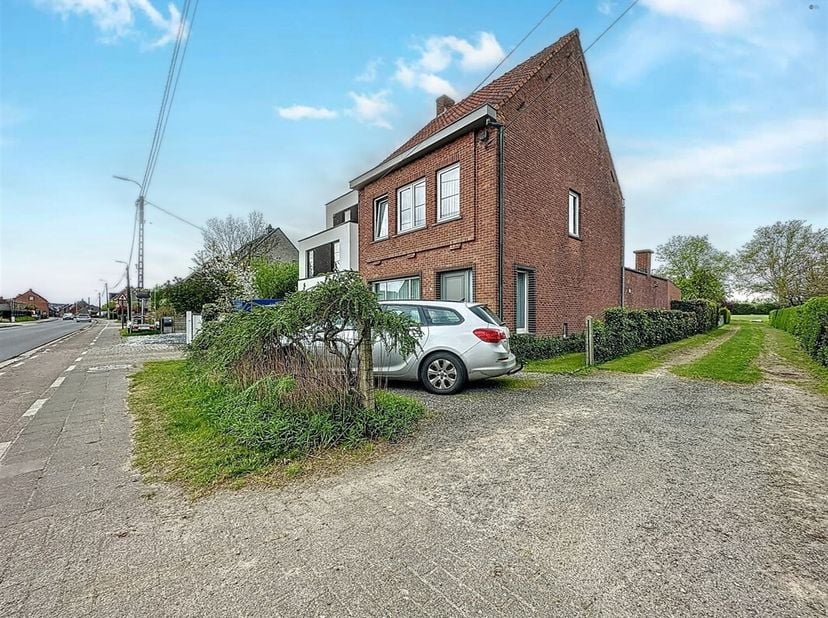 Prachtige open bebouwing met 4 slaapkamers en garage op perceel van 946m²!&lt;br /&gt;
BEZOEKMOMENT zondag 6 juli van 15u tot 18u te reserveren via sms 0470