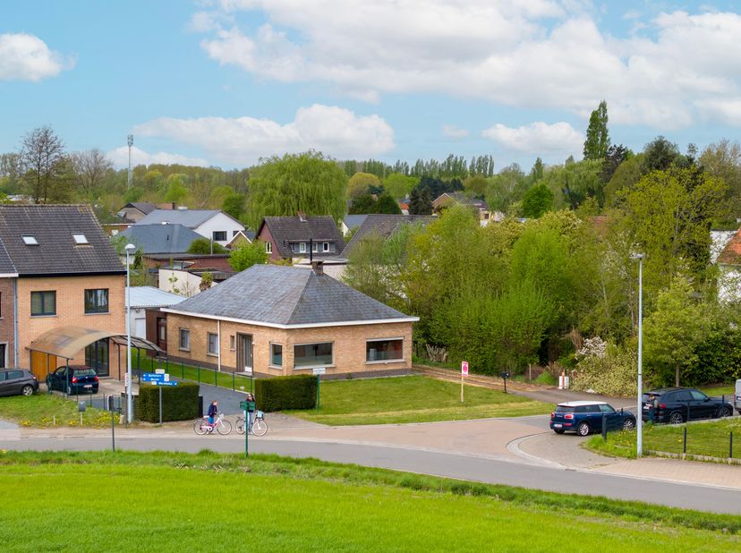 Deze op te frissen woning is gelegen in een rustige straat, verscholen tussen het groen en grenzend aan het prachtige Gentbos,.&lt;br /&gt;
Hier woon je let