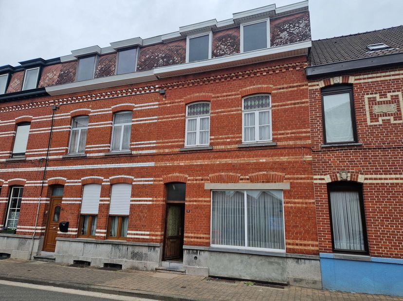 Gelegen in een rustige en gegeerde buurt, op wandelafstand van alle voorzieningen van het stadscentrum, biedt deze te renoveren rijwoning een mooi pot