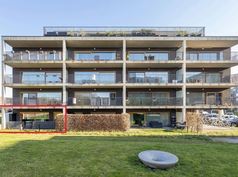 Ce studio spacieux de 48 m² avec une terrasse spacieuse et un jardin de 22 m² est magnifiquement situé près du Damse Vaart et de Dampoort, dans la Chr