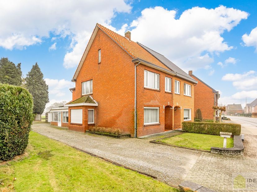 IDEALIS VASTGOED – TE RENOVEREN GEZINSWONING MET 4 SLAAPKAMERS OP EEN AANGENAAM PERCEEL VAN 9a 45ca MET PRACHTIG GROEN VERGEZICHT VLAKBIJ HET CENTRUM