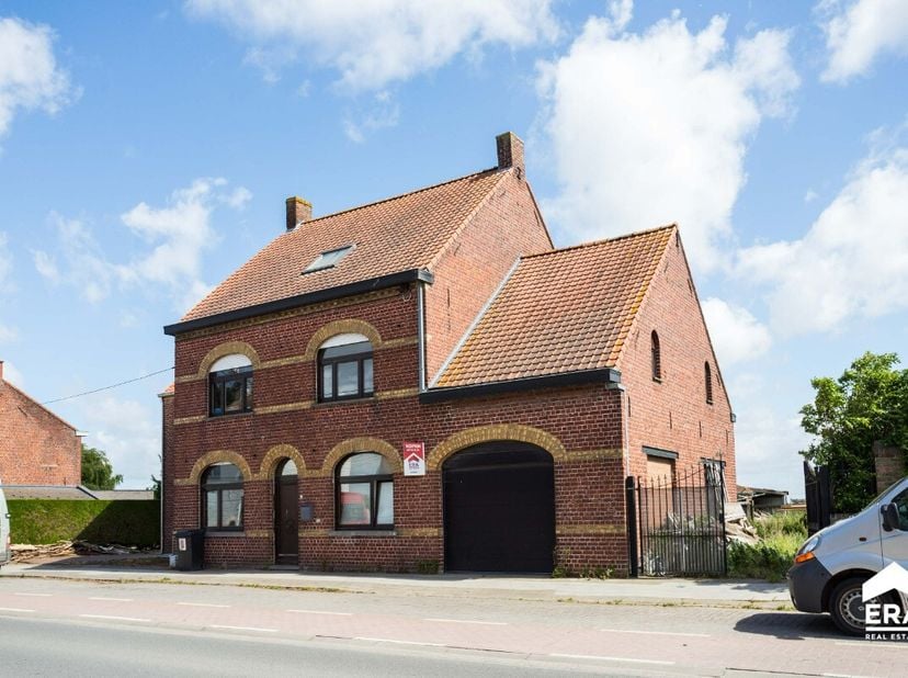 Ruime woning met potentieel op 2146m²Over de woning:Deze charmante halfopen bebouwing in Vleteren combineert rust, ruimte en functionaliteit op een pe