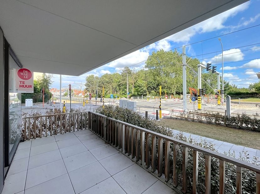 Prachtig nieuwbouw appartement met 2 slaapkamers en ruim terras te huur te Nieuwpoort. Het appartement is centraal gelegen, vlakbij winkels, de Zeedij