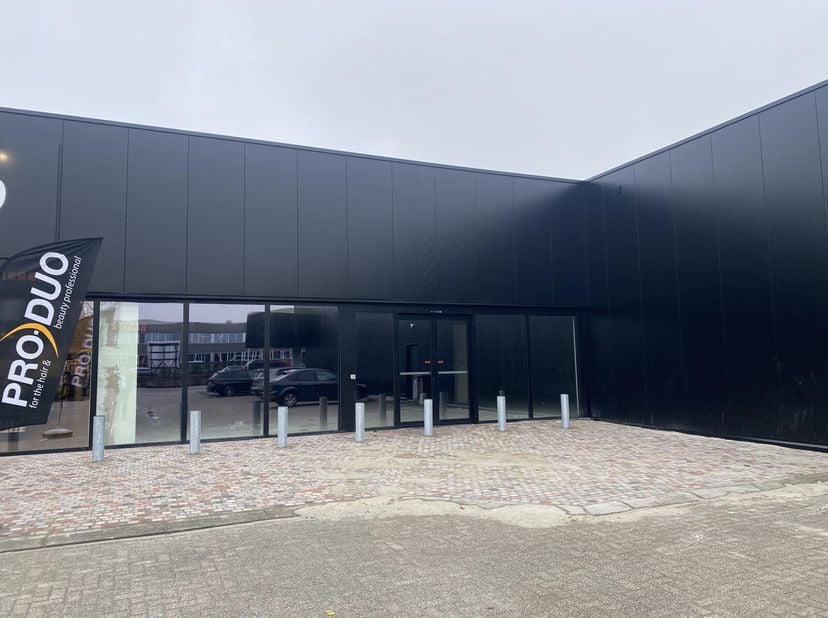 Il sagit dun espace commercial (env. 636 m²) situé entre Pro-Duo et KVIK dans un retail park accueillant également Life, E5 Mode, Pro Duo, Kvik, Noba,