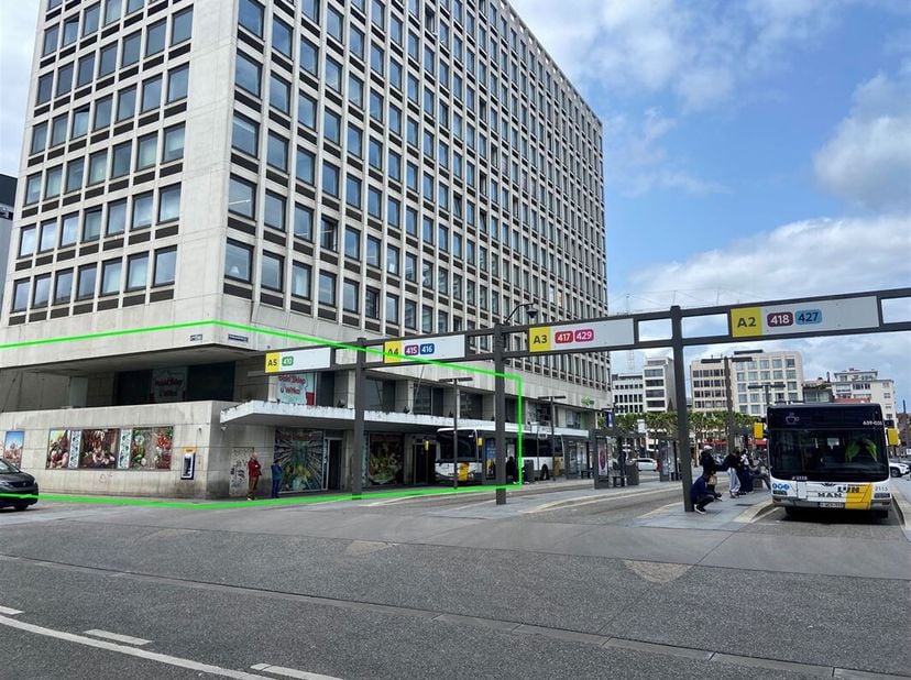 In de commerciële plint van het bekende President Building, centraal gelegen aan de Rooseveltplaats in Antwerpen, vinden we deze twee verhuurde (duple