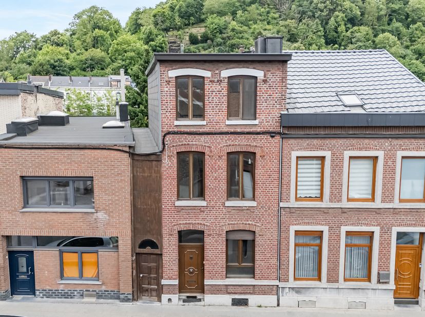 Située à proximité de la place Coronmeuse, spacieuse maison à rafraichir avec accès aisé au Tram à Liège. Excellente opportunité pour ceux qui recherc