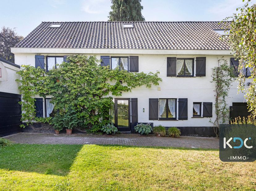 Zeer ruime en rustig gelegen villa op wandelafstand van het centrum van Huldenberg en al zijn voorzieningen. Perceel van 5are95ca, gedeeltelijk gereno