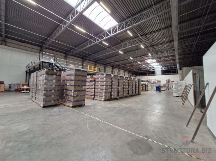 Dit magazijn ligt in het bedrijvenpark &quot;Nivelles Sud&quot;, dicht bij de snelweg E19. Het heeft een oppervlakte van 3.779 m² voor opslag of werkplaatsen en