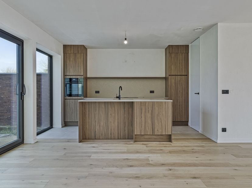 Op een rustige, doch vlot bereikbare locatie te Vinkt vinden we deze halfopen bebouwing terug. Deze nieuwbouwwoning is ruim en elegant. Het heeft een