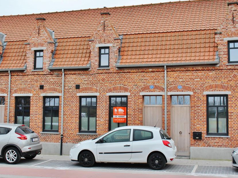 Instapklare gerenoveerde woning met ruime uitbouw achteraan en  2 zongerichte buitenterrassen. &lt;br /&gt;
Gelegen aan de stadsrand. &lt;br /&gt;
Deze woning is