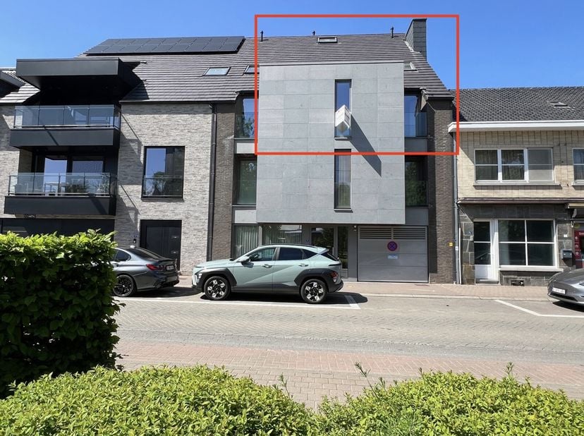 Moderne, ruime, stijlvolle duplex van 122m2 en een prachtig, overdekt terras aan de achterkant van de blok en dit pal in het schitterende centrum van