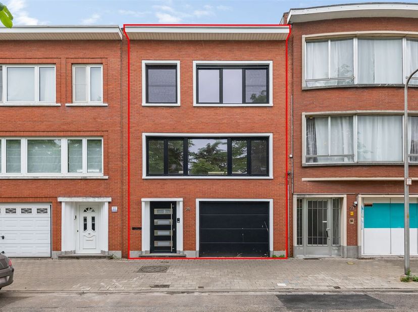 Prachtige recent gerenoveerde ééngezinswoning (177m²) 4 slaapkamers, 2 Badkamers, 2 terrassen, aangelegde tuin en garage op toplocatie te Edegem! &lt;br