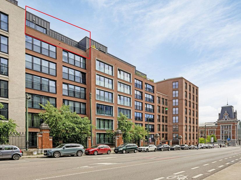 Le magnifique appartement de 2 chambres est situé sur le site de Tour &amp; Taxis et offre une vue panoramique sur Bruxelles.&lt;br /&gt;
Dans cet emplacement u