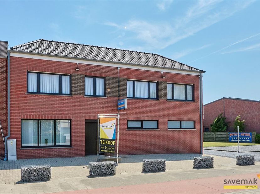 Maison avec grand entrepôt/garage et cour sur 28a 38ca, idéal pour le commerçant de voitures !&lt;br /&gt;
L&#039;entrepôt/garage/entrepôt est équipé d&#039;un bureau
