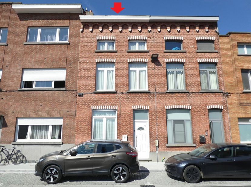 Woning met 4 slaapkamers, tuin/koer. Nabij achterzijde parking Lidl. Indeling: -1: kleine berg kelder (droog). glv: gang, living, ingerichte keuken me