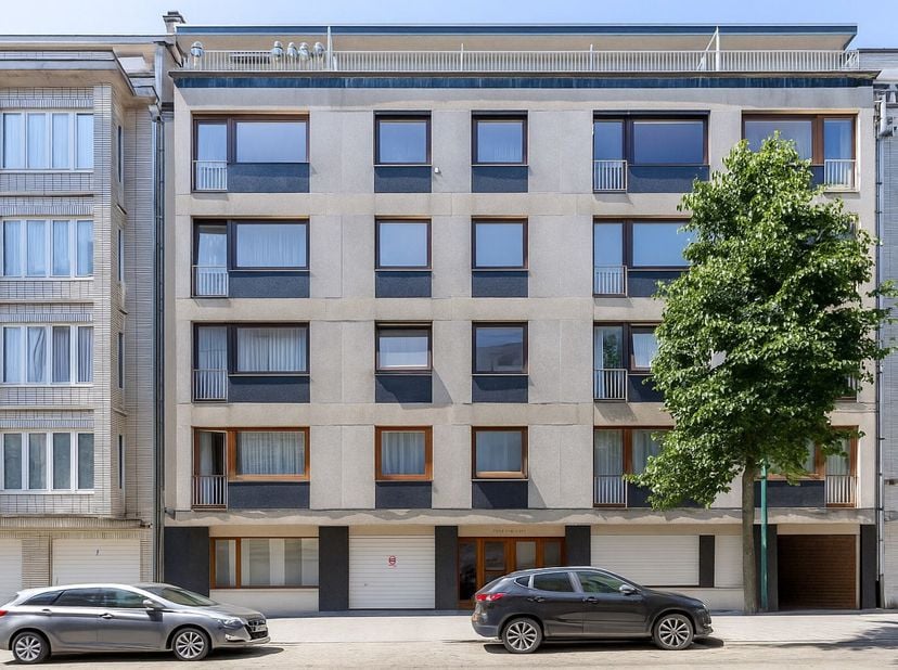 Appartement 3 chambres rénové avec style et vue sur le parc Scheutbos.&lt;br /&gt;
Vous recherchez un appartement prêt à emménager, avec trois chambres et d