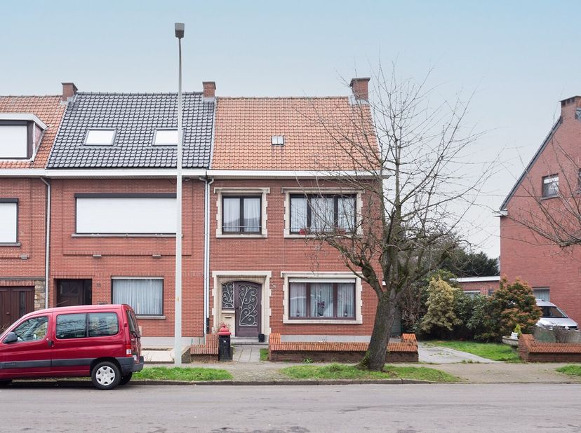 Een charmante, half-open bebouwing gelegen op een centrale ligging met openbaar vervoer en winkels nabij.  Verder is het een kindvriendelijke buurt me