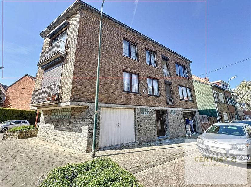 Century 21 Immo Dewaele heeft het genoegen u deze flat van 116m² met 3 slaapkamers op de tweede en bovenste verdieping voor te stellen. Gelegen aan de