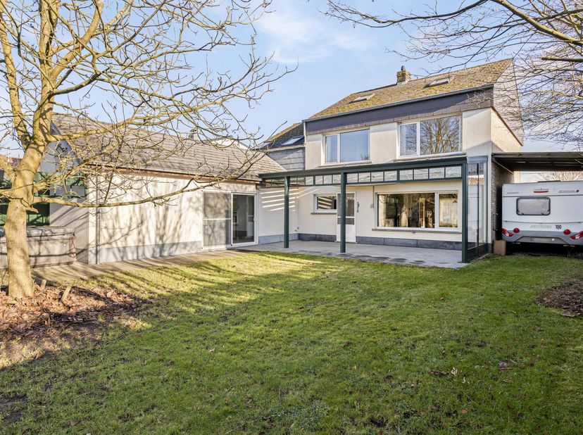 Vrijstaande woning met 4 slaapkamers en aansluitend kantoor met aparte inkom, op een perceel van 1140m² met zuid-west oriëntatie. Deze woning is geleg