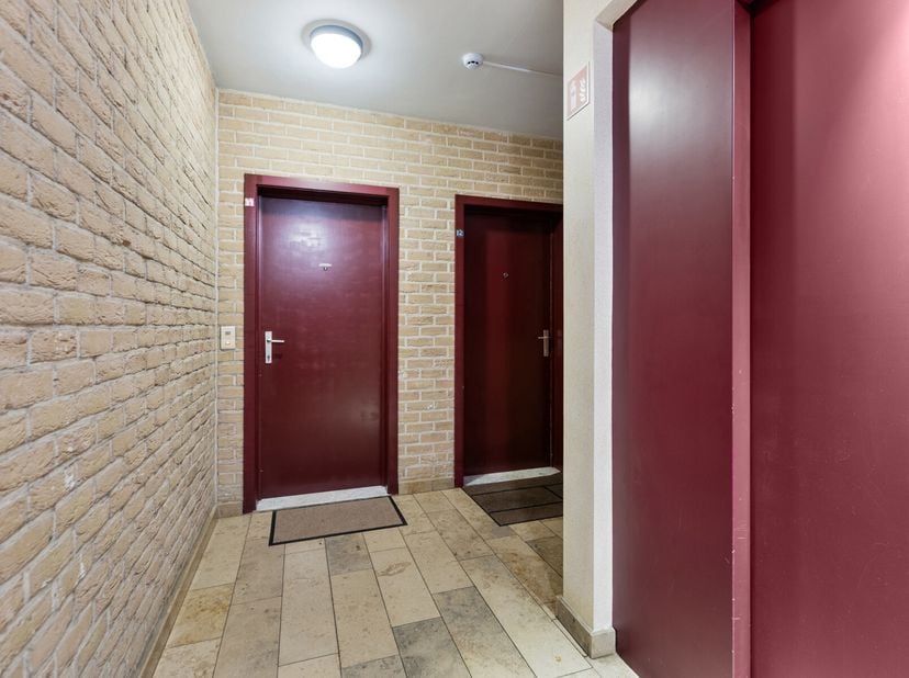 Dit praktisch ingerichte appartement met 2 slaapkamers bevindt zich op de 2e verdieping aan Rooshaegenweg 4 in Vucht. Het appartement is bereikbaar me