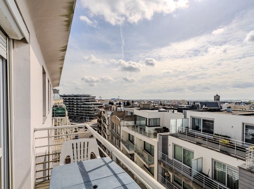 Deze lichtrijke studio te koop is gelegen op de zevende verdieping van de goed onderhouden Residentie Monopole, Albertushelling te Oostende - Mariaker