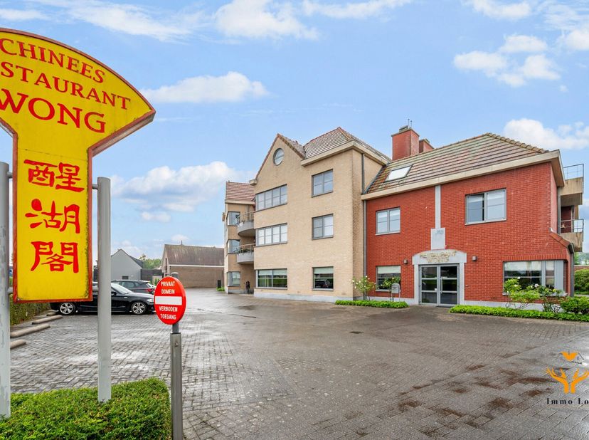 Ontdek dit aantrekkelijke handelspand gelegen op een toplocatie gelegen aan Donklaan in Berlare. De locatie geniet van een hoge visibiliteit en passag