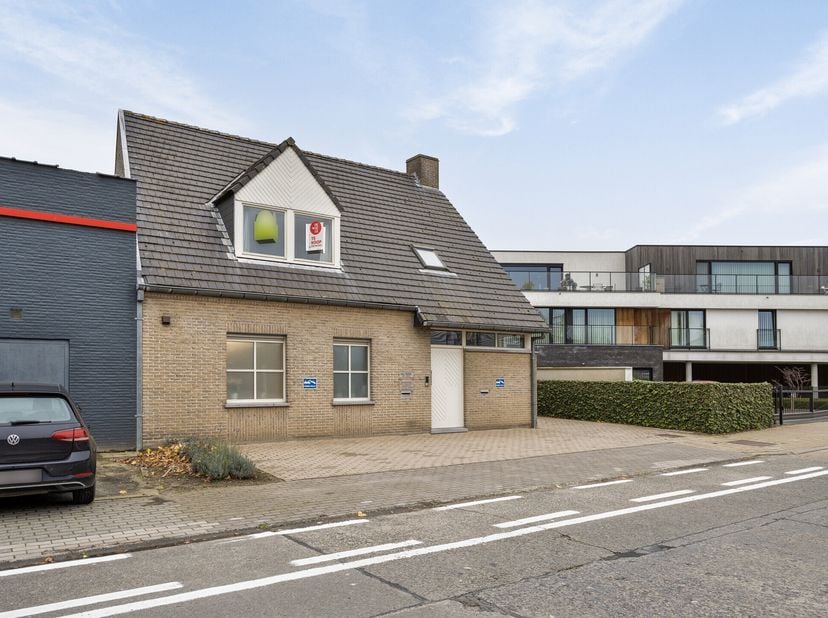 Gelegen in het hart van Zwevezele, biedt dit huis aan de Tramstraat een ideale combinatie van woon- en werkruimte. De begane grond herbergt een ruime