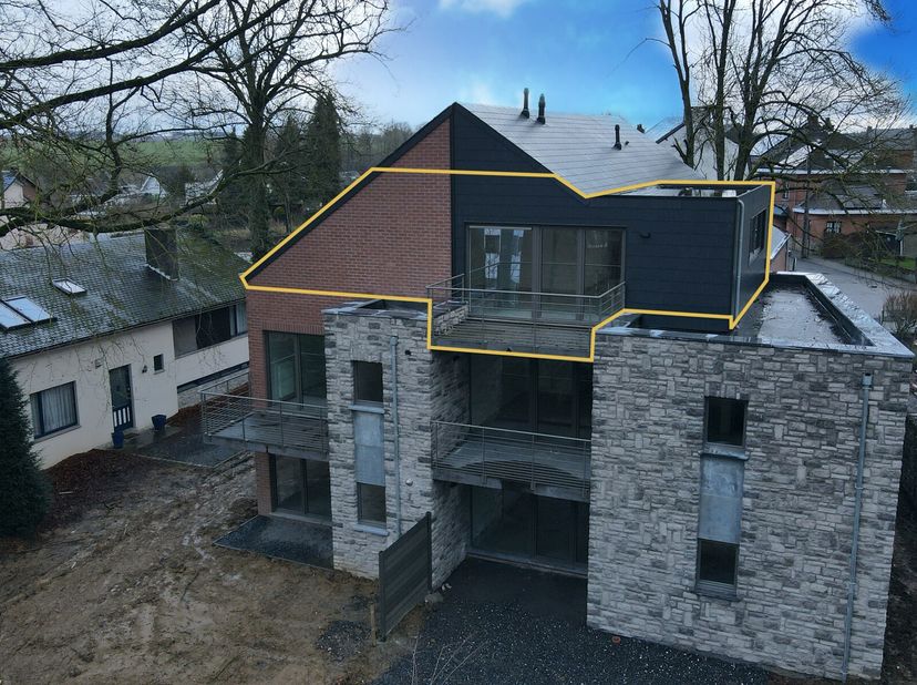 A découvrir dans le centre de Ciney au milieu d&#039;un écrin de verdure, ce spacieux penthouse au 2ème étage d&#039;une petite résidence de 5 appartements. Ce