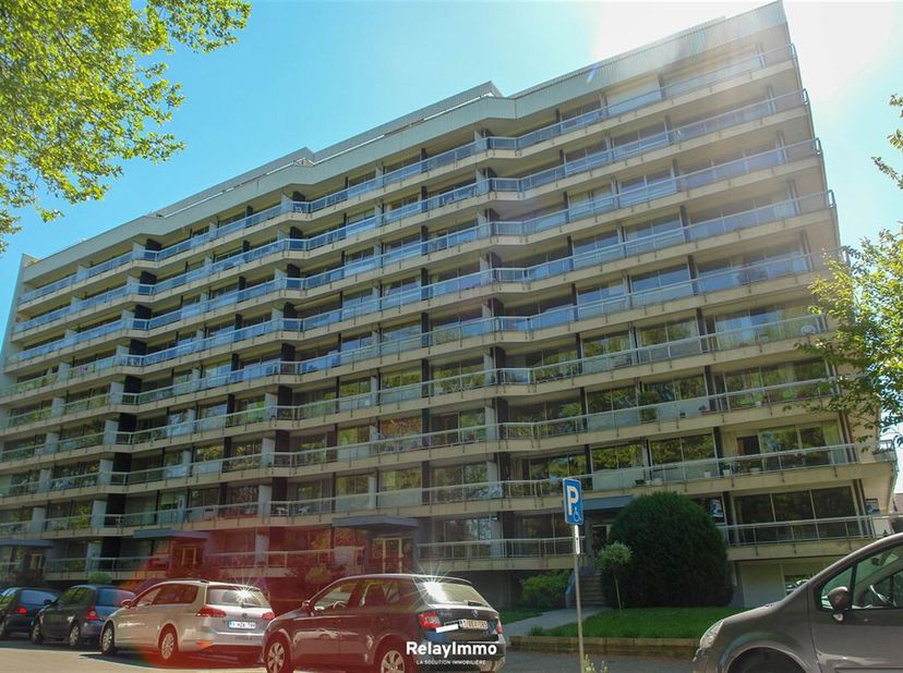 Schitterende flat op de 6e verdieping van de residentie &quot;Roi Soleil&quot;, met 85 m2 woonoppervlak, drie slaapkamers, kelder en garage. Het appartement hee
