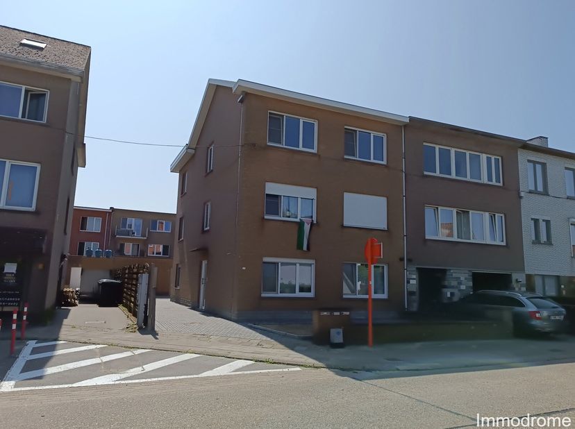 Appartement gelegen op de tweede verdieping met terras en garagebox.&lt;br /&gt;
Via de trap in de gemeenschappelijke hal, kom je op de tweede verdieping aa