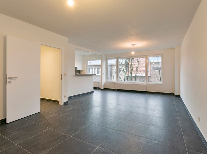 Volledig vernieuwd en ruim appartement vlak bij het bruisende centrum van Brasschaat&lt;br /&gt;
&lt;br /&gt;
100 m² woonoppervlakte | Top gelegen | Zuidwest terr