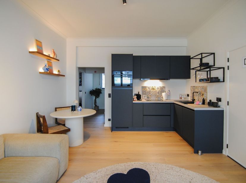 Op zoek naar een comfortabel en instapklaar appartement op een toplocatie in Oostende? Dan is dit gelijkvloers pareltje in de Henegouwenstraat 8 besli