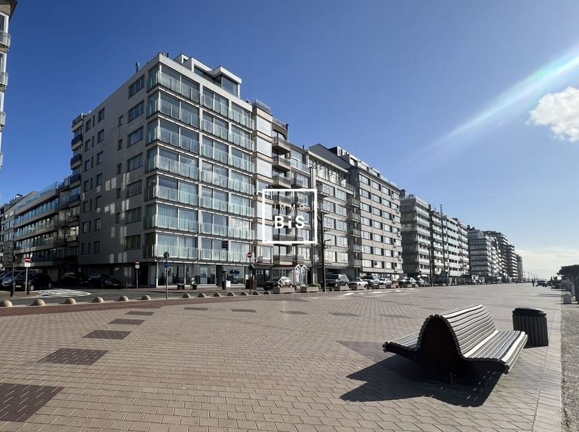 Appartement met frontaal zeezicht te huur op een toplocatie langs de Zeedijk van het Zoute.&lt;br /&gt;
Indeling:&lt;br /&gt;
Inkom met gastentoilet. Open, volled