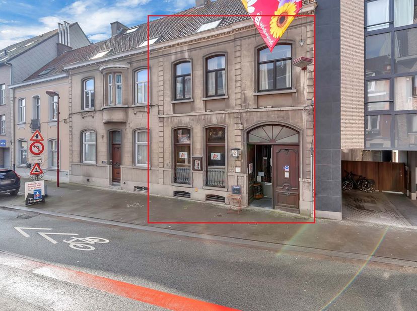 Dit karaktervolle handelspand in retro jaren 70 stijl is gelegen in in Deinze, een bruisende en commerciële toplocatie met veel passage en visibilitei