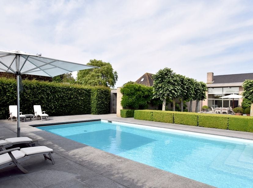 In de residentiële wijk De Noordhoek in De Haan vindt u deze exclusieve villa, gebouwd in 1988 en zorgvuldig gerenoveerd in 2001. De woning straalt ka