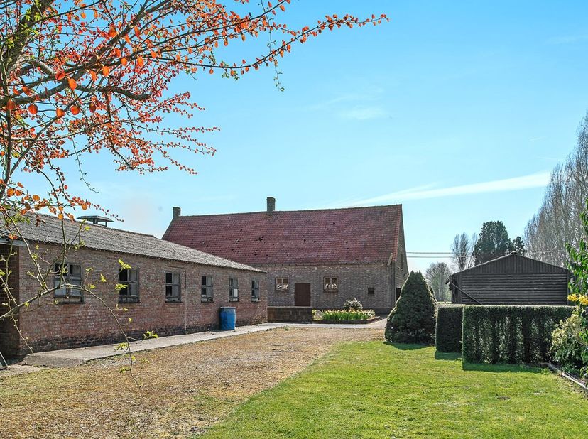 Charmante hofstede op 5.050 m² grond temidden de Damse weilanden, mooi verscholen langs een rustig landweggetje zonder veel doorgaand verkeer. De ligg