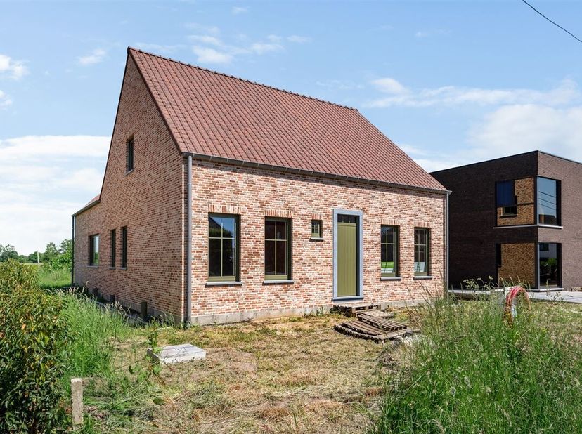 Verrassend ruime nieuwbouwwoning, winddicht opgeleverd, uiterst gunstig gelegen in een recente verkaveling net buiten het landelijke dorpscentrum van