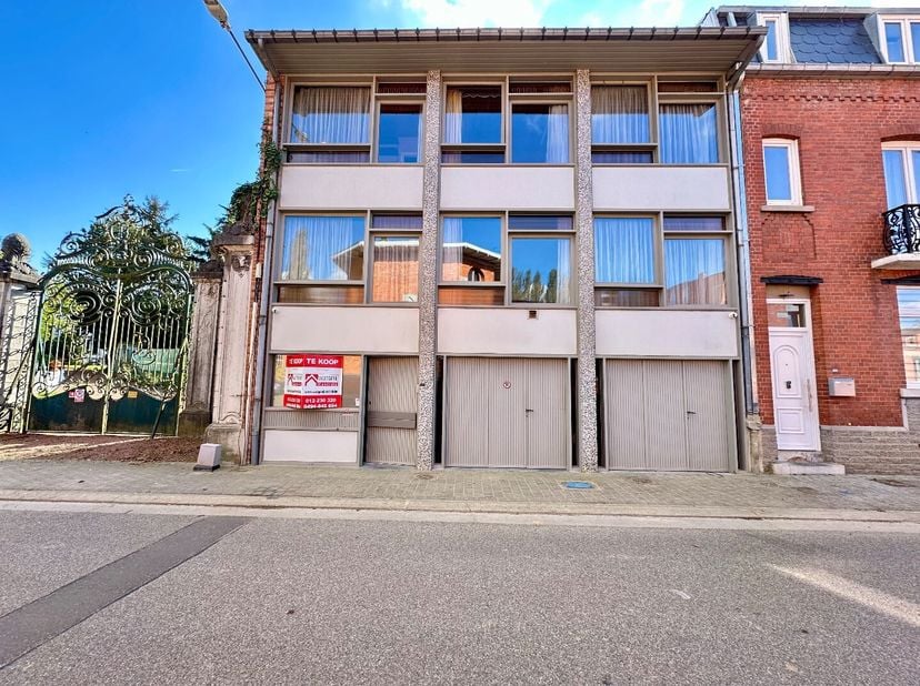 Deze lichtrijke bel-etagewoning in Tongeren, gebouwd in 1965, bevindt zich in een rustige omgeving met een prachtig uitzicht op de chocoladefabriek. D