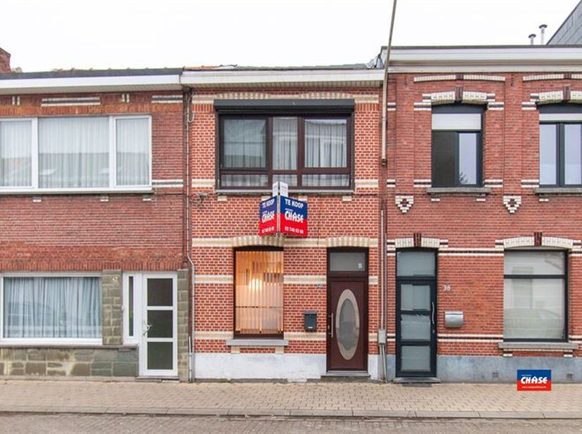 2950 KAPELLEN | INSTAPKLARE WONING MET TWEE SLAAPKAMERS, RUIM TERRAS EN ZOLDER | EPC 226 |&lt;br /&gt;
Indeling als volgt: gelijkvloers: inkomhal - woonkame