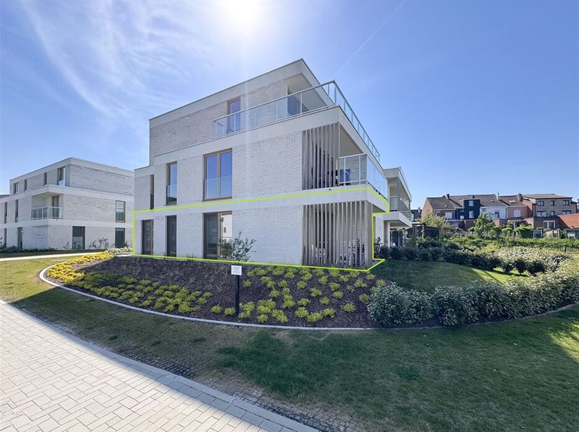 Gelijkvloers appartement met 2 terrassen en tuin &lt;br /&gt;
Gelegen in de onmiddellijke omgeving van scholen, winkels, openbaar vervoer en de belangrijkst