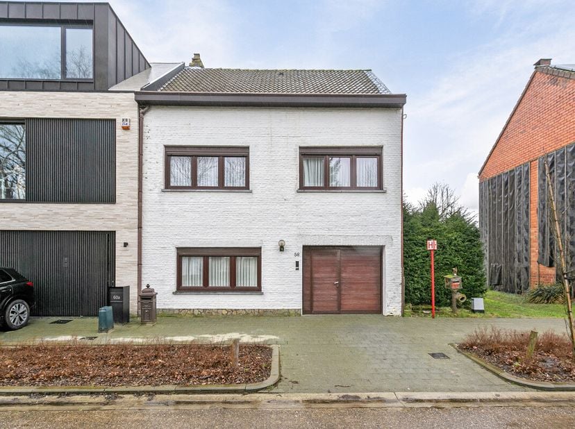 Cette maison spacieuse que nous proposons à la vente sur De Romboutweg à Brasschaat est idéalement située à Brasschaat, à proximité de toutes les comm