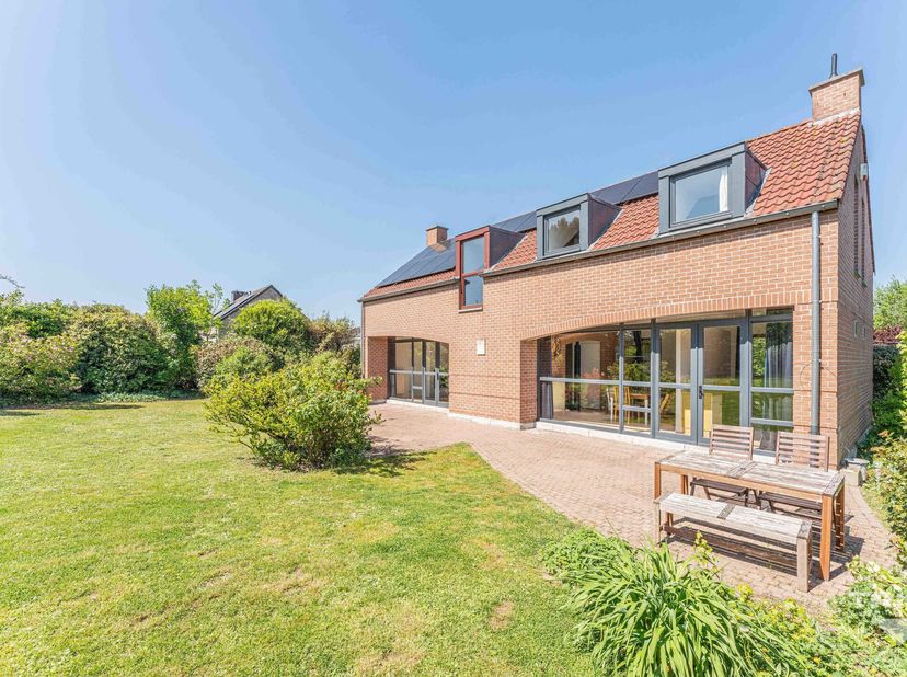 *** OPTION - DANS L&#039;ATTENTE DE LA SIGNATURE DU COMPROMIS *** TRIOR a le plaisir de vous proposer cette magnifique villa idéalement située dans un quar