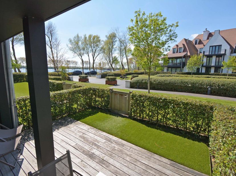 Zeer aangenaam tuinappartement in recente villa residentie aan het meer in Duinenwater, nieuwe wijk met rustige residentiële omgeving en recreatiezone