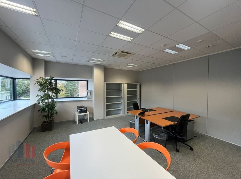 Cet espace de bureau de 27 m² est situé dans un centre d&#039;affaires moderne bénéficiant d&#039;un emplacement hautement stratégique le long de la N9, à seule