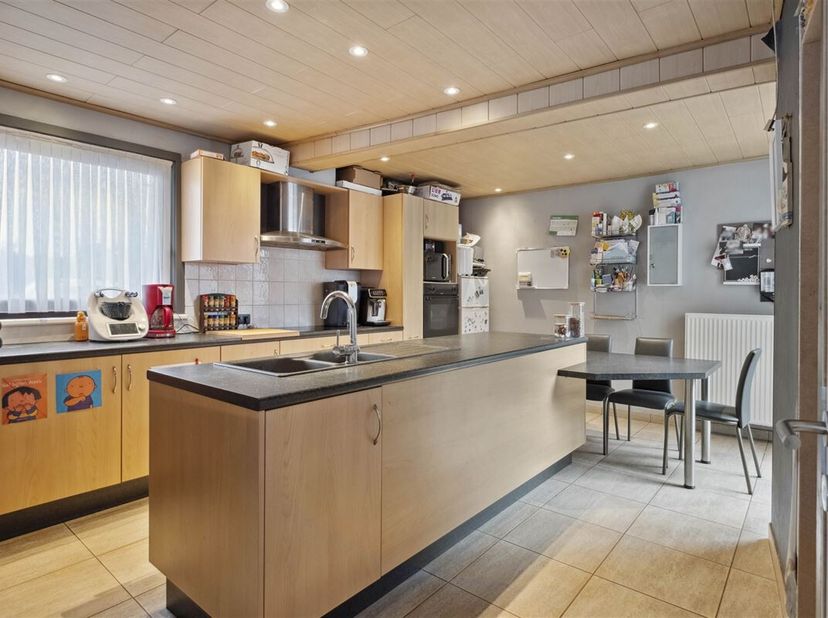 Ontdek dit leuk huis in Lichtervelde, met een bewoonbare oppervlakte van 88 m² op een perceel van 153 m². Ideaal voor een jong gezin of als starterswo